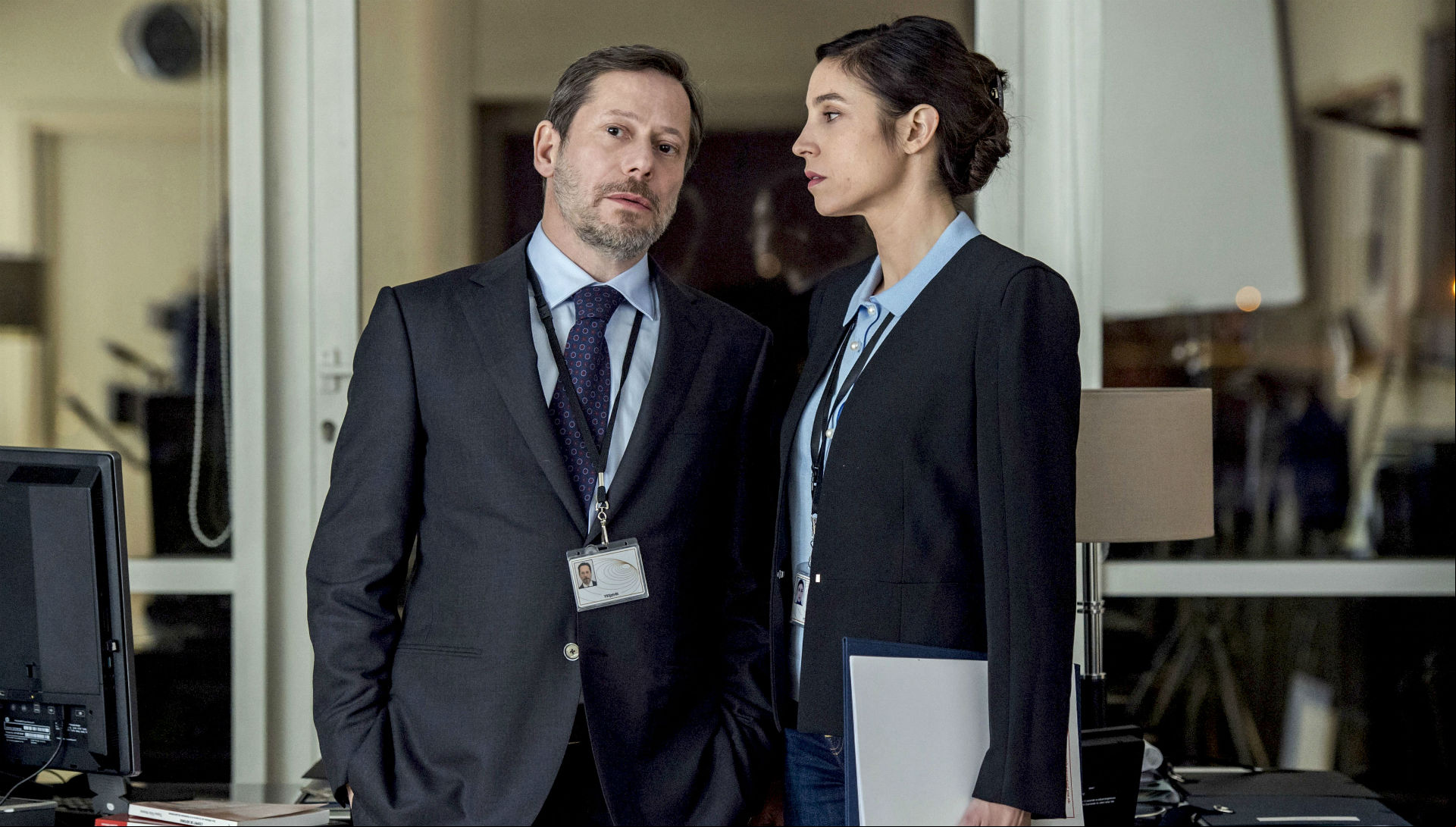 Кадр из сериала Бюро легенд