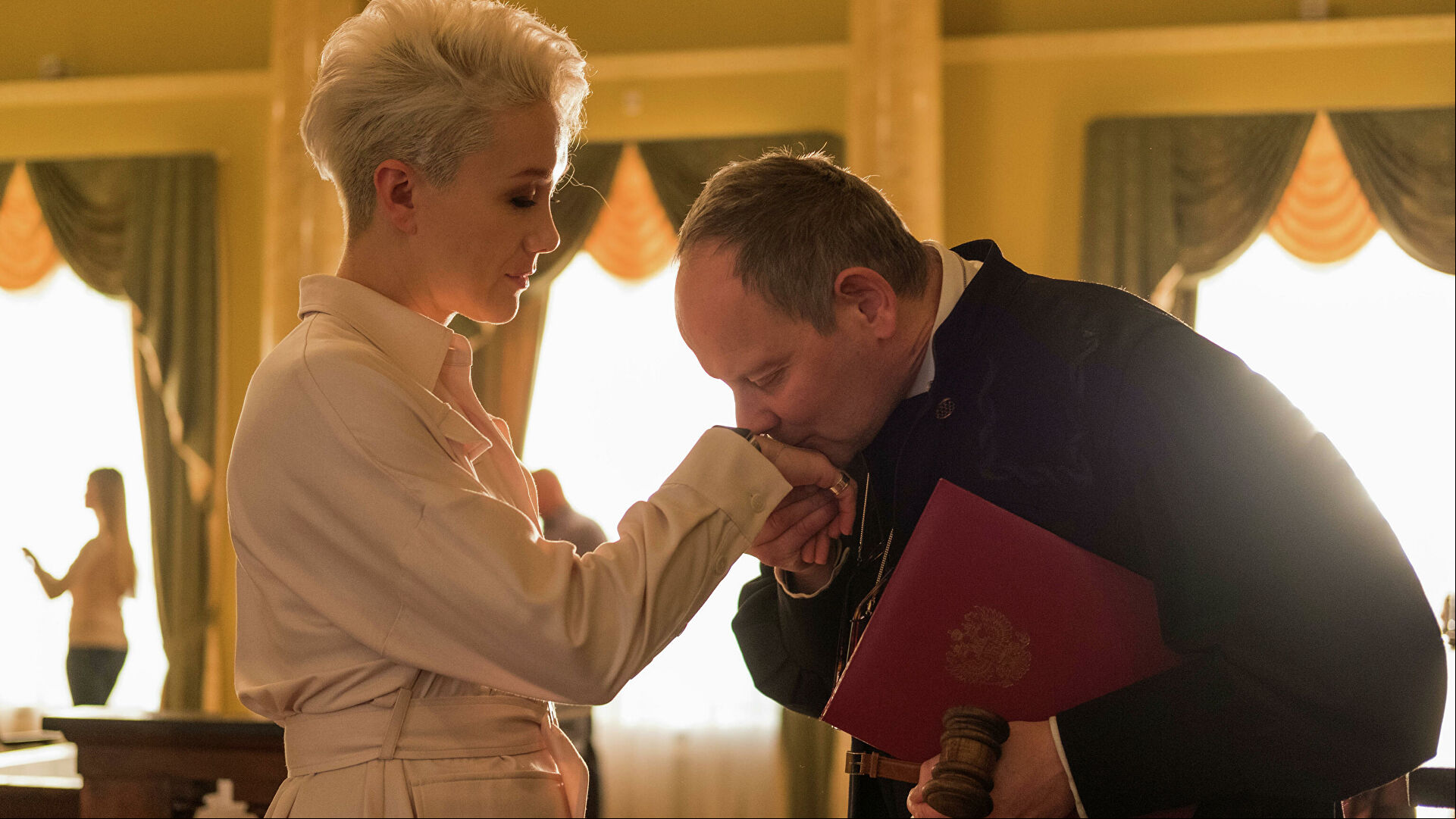 кадр из сериала Клиника счастья